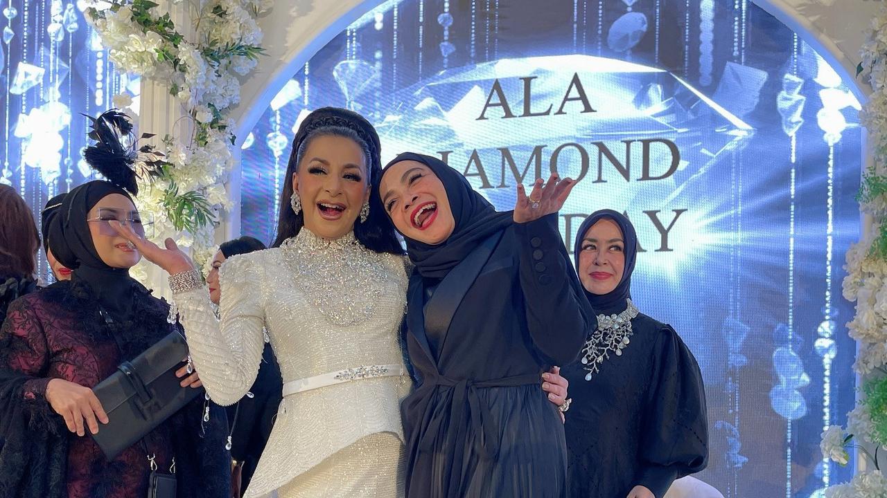 Potret Rieta Amalia dalam Balutan Gaun Hitam