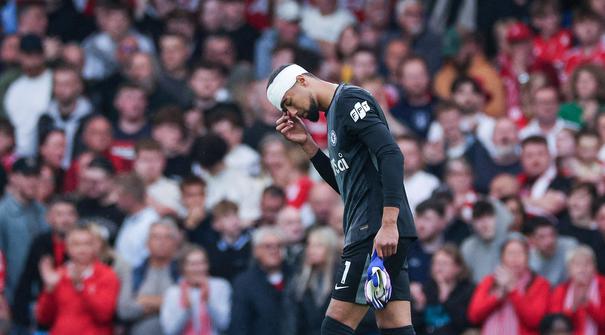 Robert Sanchez tampil jauh dari kata meyakinkan meski sempat membuat satu penyelamatan penting. Ia kebobolan tiga gol dan kerap salah dalam distribusi sebelum ditarik keluar akibat benturan. (AFP/Adrian Dennis)