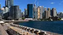 Suasana area depan pelabuhan yang biasanya sibuk di Sydney, Australia, Sabtu (26/6/2021). Pihak berwenang melakukan lockdown beberapa area pusat kota terbesar di Australia untuk menantisipasi penyebaran virus corona COVID-19 varian Delta yang sangat menular. (Saeed KHAN/AFP)