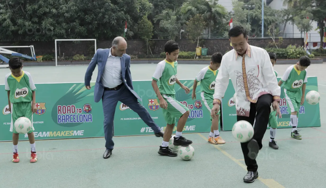 Menpora, Imam Nahrawi bersama Direktur Nestle Indonesia, Dhamesh Gordhon dan 10 pesepak bola muda melakukan juggling di kantor Kemenpora, Jakarta, Senin (14/8/2017). Menpora melepas 10 siswa SD untuk berlatih ke Barcelona. (Bola.com/M Iqbal Ichsan)