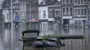 Mobil-mobil terendam banjir setelah Sungai Meuse meluap saat banjir besar di Liege, Belgia, Kamis (15/7/2021). Pihak berwenang di kota Liege, Belgia, mendesak warga untuk mengungsi dari lingkungan di sungai Meuse karena hujan lebat berpotensi membuat banjir makin tinggi. (AP Photo/Valentin Bianchi)