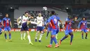 Pemain Tottenham Hotspur Sergio Reguilon (tengah kiri) melakukan pembersihan bola saat menghadapi Crystal Palace pada pertandingan Liga Inggris di Stadion Tottenham Hotspur, London, Inggris, Minggu (7/3/2021). Tottenham Hotspur melumat Crystal Palace 4-1. (Julian Finney/Pool via AP)