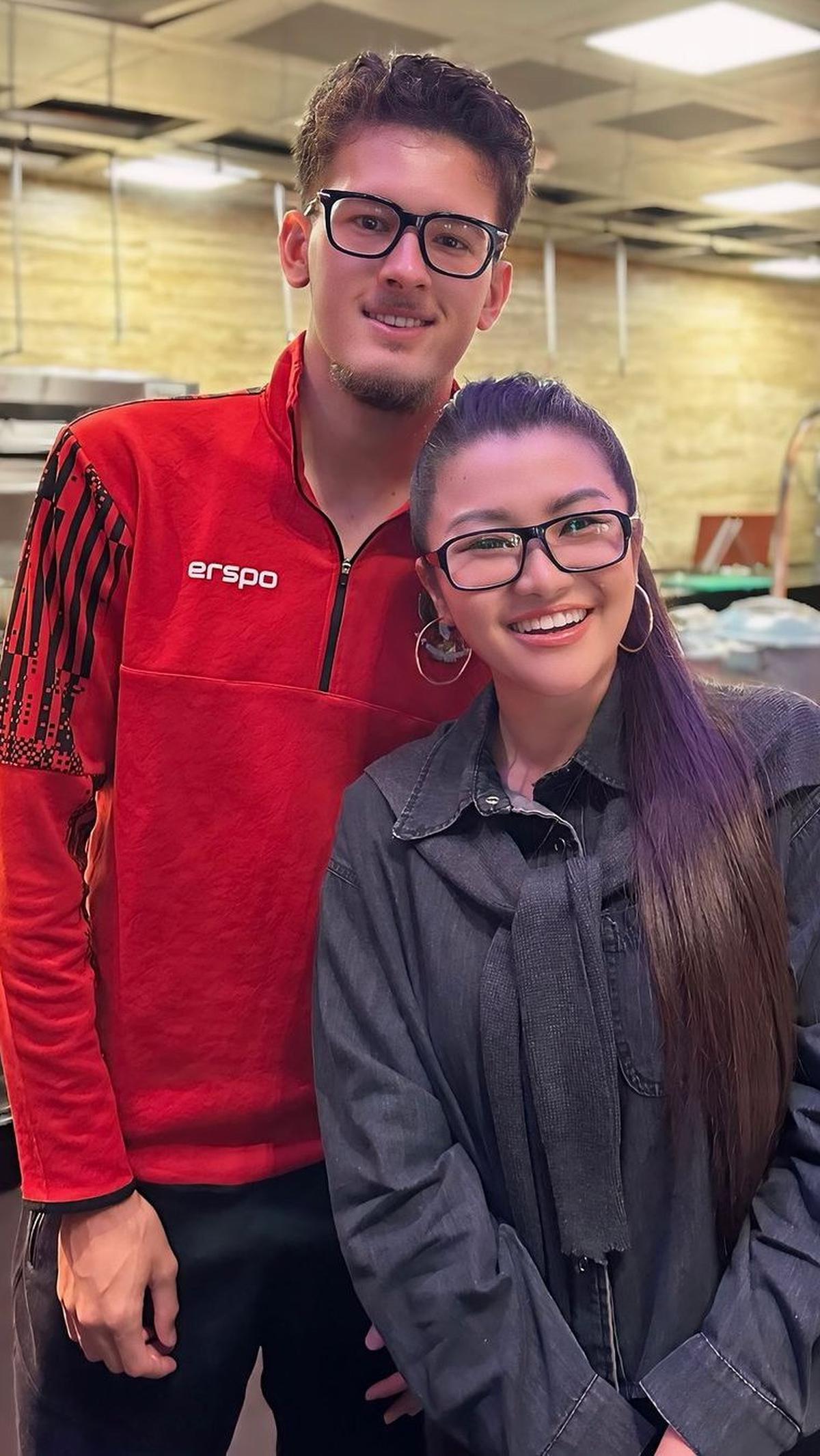 Kemudian, Fitri juga foto dengan Justin Hubner. Justin salah satu idola Fitri di skuad Garuda.&nbsp;