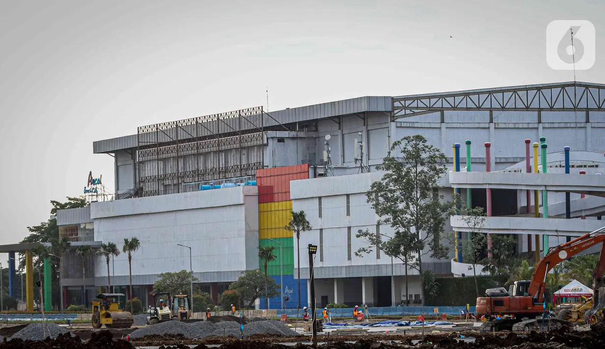 Pekerja menyelesaikan pembangunan Jakarta International E-Prix Circuit (JIEC) di kawasan Taman Impian Jaya Ancol, Jakarta, Kamis (24/2/2022). Menurut PT Jakarta Propertindo, pembangunan JIEC yang ditargetkan selesai tiga bulan itu kini telah mencapai 28 persen. (Liputan6.com/Herman Zakharia)