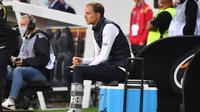 Pelatih PSG, Thomas Tuchel, memperhatikan pemainnya saat menghadapi Lens pada laga Liga Prancis di Stadion Bollaert-Delelis, Jumat (11/9/2020). PSG kalah 0-1 atas Lens. (AFP/Denis Charlet)