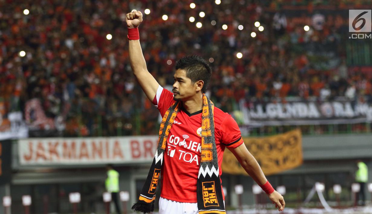 Pemain Persija, Bambang Pamungkas menyapa suporter usai memenangi laga melawan Arema FC dilanjutan Liga 1 Indonesia di Stadion Patriot Candrabhaga, Bekasi, Jumat (2/6). Persija unggul 2-0 atas Arema FC. (Liputan6.com/Helmi Fithriansyah)