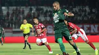 Striker Persebaya, David da Silva, saat melawan Bali United di Stadion I Wayan Dipta, Gianyar (18/11/2018). (Bola.com/Aditya Wany)