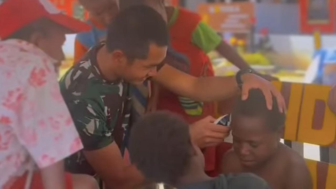 Penuh Canda & Sederhana Bikin Anak-anak Papua Bahagia saat Rambutnya Dipotong Prajurit TNI AD