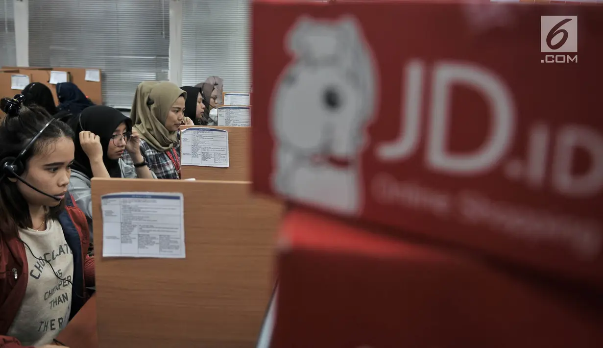 Aktivitas pekerja melayani konsumen via telepon dan internet saat Hari Belanja Online Nasional (Harbolnas) di kantor perusahaan e-Commerce JD.ID, Jakarta, Rabu (12/12). (Merdeka.com/Iqbal S. Nugroho)