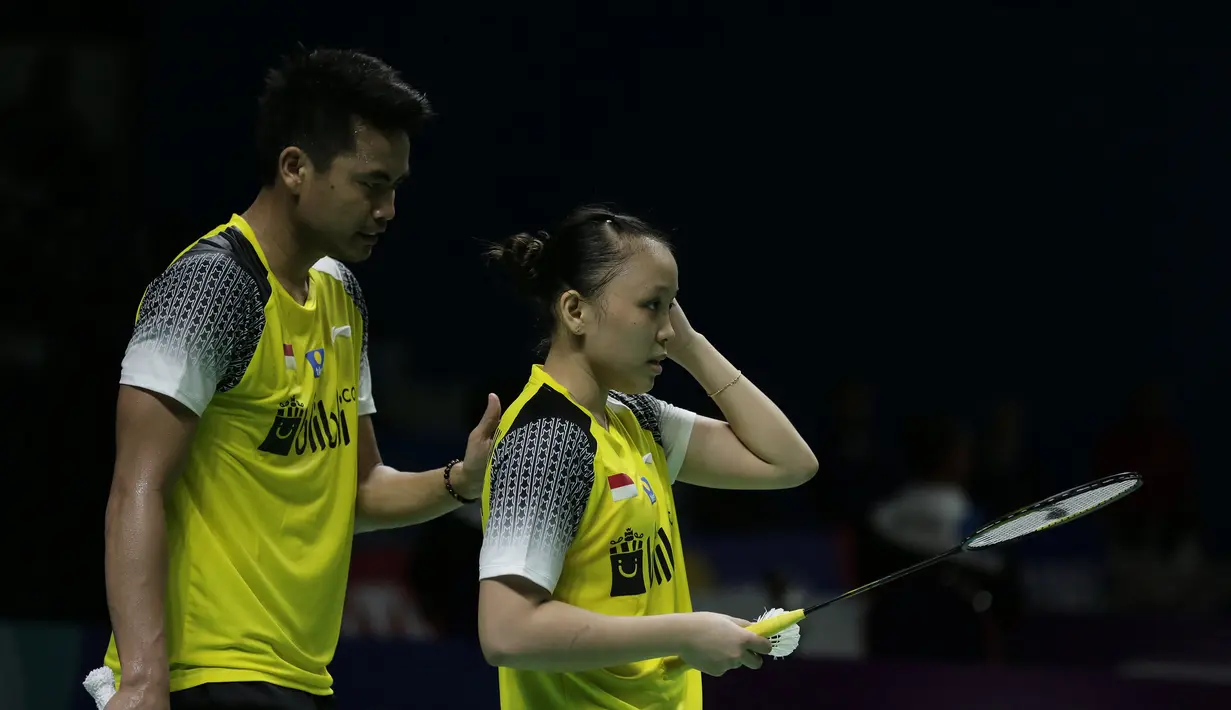 Ganda campuran Indonesia, Tontowi Ahmad / Winny Kandow, saat melawan Chan Peng Soon / Goh Liu Ying, pada Indonesia Open 2019 di Istora Senayan, Jumat (19/7). Tontowi / Winny kalah 11-21, 21-14 dan 14-21. (Bola.com/Yoppy Renato)