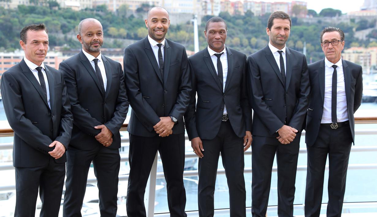 Legenda Prancis, Thierry Henry, foto bersama petinggi klub AS Monaco saat diperkenalkan sebagai pelatih baru di Monaco, Rabu (17/10). Dirinya menggantikan posisi yang ditinggalkan Leonardo Jardim. (AFP/Valery Hache)