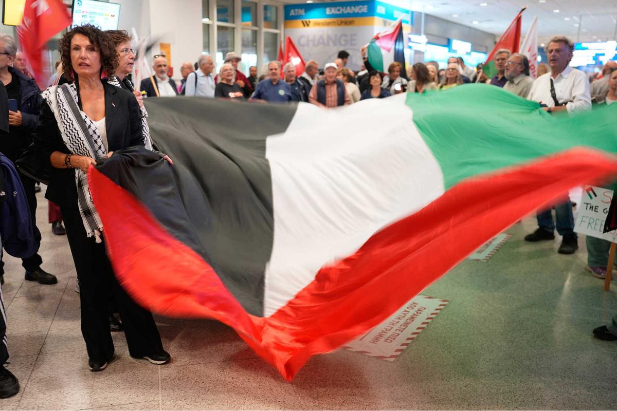 FOTO: Greta Thunberg Dideportasi Israel, Kecam Genosida di Gaza Setibanya di Yunani
