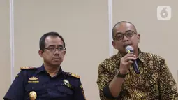 Dirjen Pajak Suryo Utomo (kanan) bersama Dirjen Bea Cukai Heru Pambudi saat menjelaskan empat pilar dalam omnibus law kepada media di Jakarta, Selasa (11/2/2020). (Liputan6.com/Angga Yuniar)