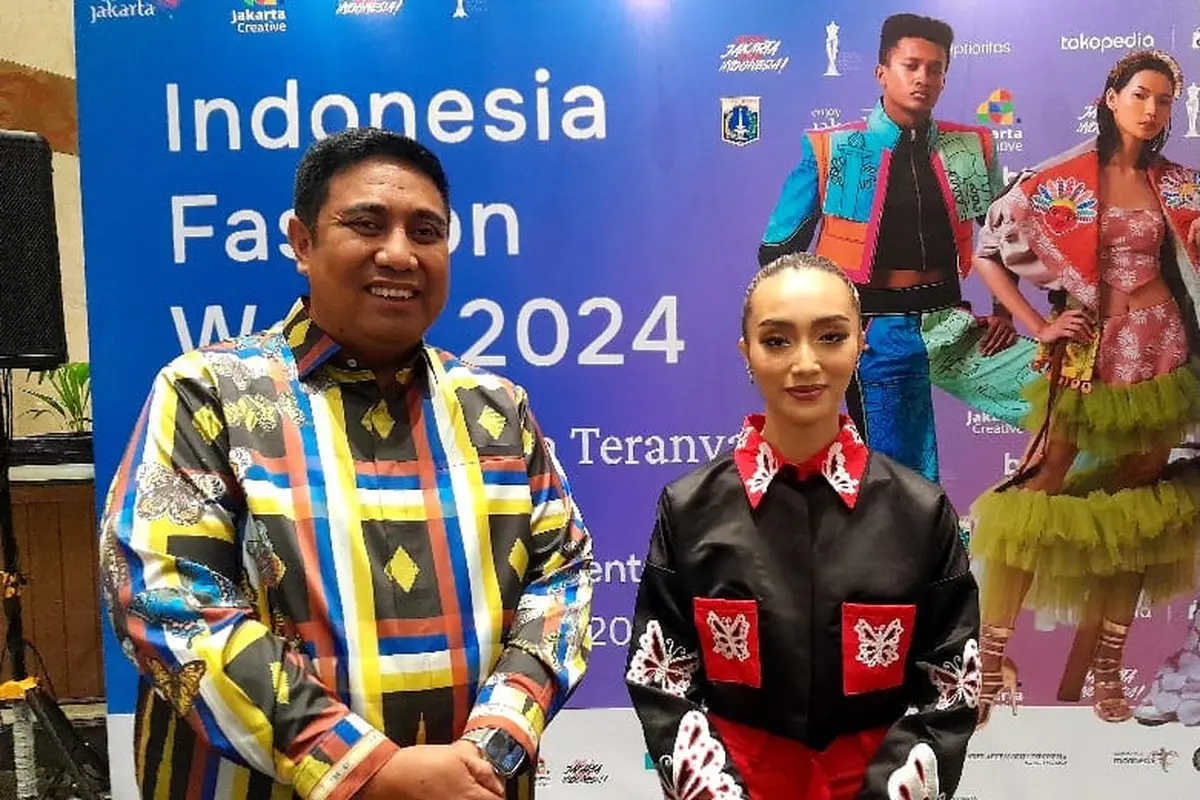 Nanda Maharani bersama Bupati Maros, H. A. S. Chaidir Syam di ajang Indonesia Fashion Week 2024.