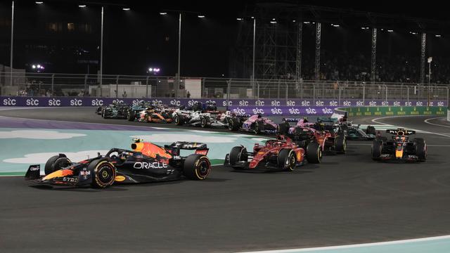 Foto: Menangi Duel Sengit Atas Charles Leclerc, Max Verstappen Jawara F1 GP Arab Saudi