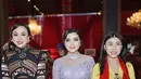 Dipadu dengan kain batik bernuansa oranye pastel yang membalut tubuhnya, Ashanty berhasil menampilkan harmonisasi warna yang menarik perhatian. Sepatu hak tinggi berwarna senada pun menambah pesona penampilannya, membuat setiap langkahnya tampak anggun. [@ashanty_ash].
