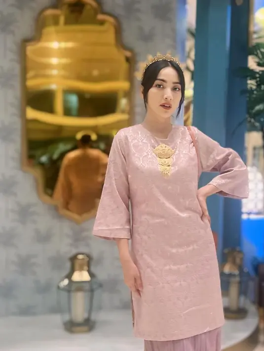 Hesti kemudian memadukan baju kurungnya dengan kain warna mauve. Penampilannya semakin sempurna dengan aksesori rambut dan bros warna emas. [@hestipurwadinata]