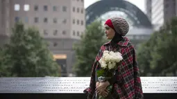 Presenter yang JUGA dokter, Lula Kamal, berpose sebelum menaruh mawar di The National September 11 Memorial di Lower Manhattan, New York, Kamis (10/9/2015). Masyarakat akan menggelar peringatan terkait tragedi 9/11. (REUTERS / Andrew Kelly)