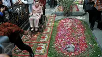 Istri mendiang Gus Dur, Sinta Nuriyah saat melakukan ziarah di makam Gus Dur di komplek pesantren Tebuireng, Jombang, Jatim, Selasa (4/8/2015). Ziarah tersebut bertepatan dengan hari lahir Gus Dur. (Liputan6.com/Johan Tallo)