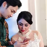 Penyanyi dan pemeran Dewi Perssik telah resmi nikah dengan Angga Wijaya. Pernikahan pasangan ini berlangsung di kediaman orang tua Dewi Perssik di kecamatan Sumbersari, Jawa Timur. (Instagram/anggawijaya88)