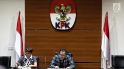 Wakil Ketua KPK Saut Situmorang dan Kabiro Humas Yeyek Andriati saat keterangan pers terkait dugaan suap Pejabat Kementerian PUPR yang melibatkan 21 orang sebesar Rp 429 milliar di Gedung KPK, Jakarta, Minggu (30/12) dini hari. (Liputan6.com/Johan Tallo)