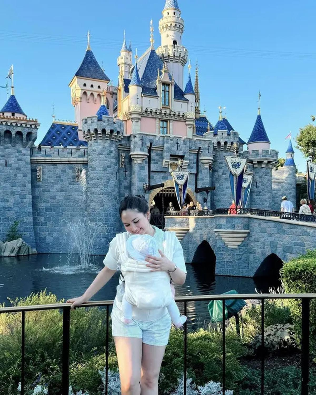 6 Potret Gaya Jessica Mila saat Momong Anak di Luar Negeri, Tampil Stunning