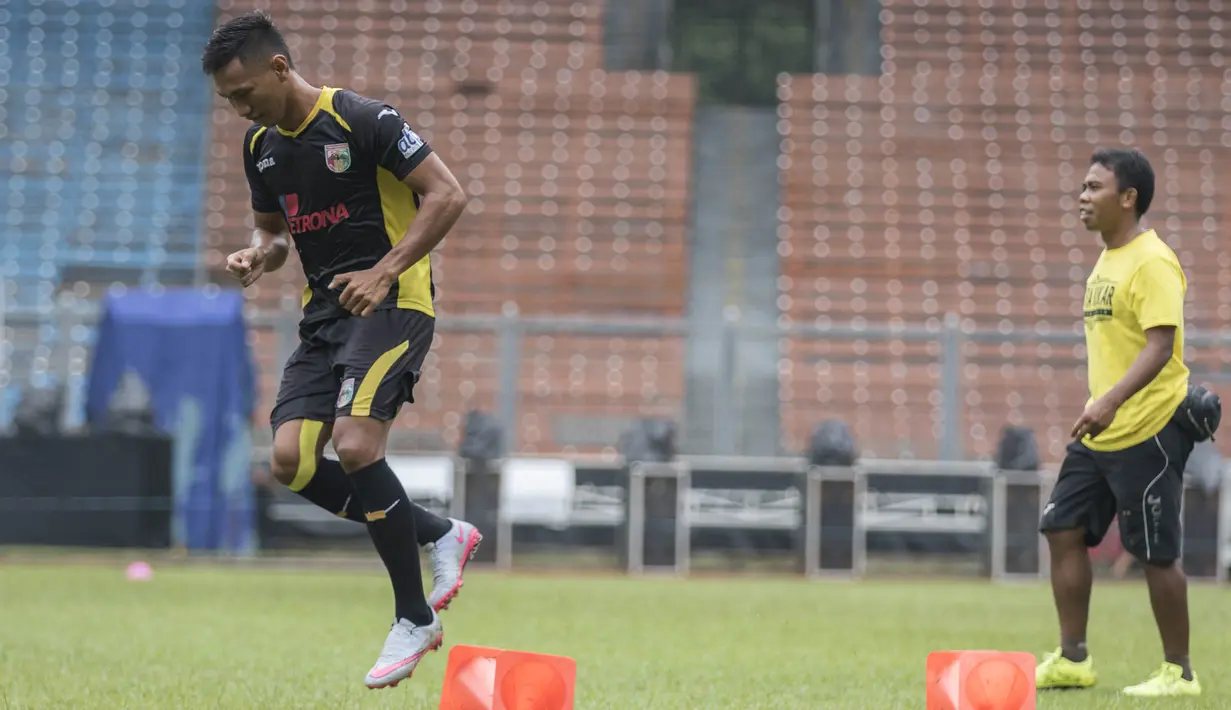 Gelandang Mitra Kukar, Rizky Pellu, berlatih jelang laga final Piala Jenderal Sudirman melawan Semen Padang di Stadion Gelora Bung Karno, Jakarta, Sabtu (23/1/2016). (Bola.com/Vitalis Yogi Trisna)