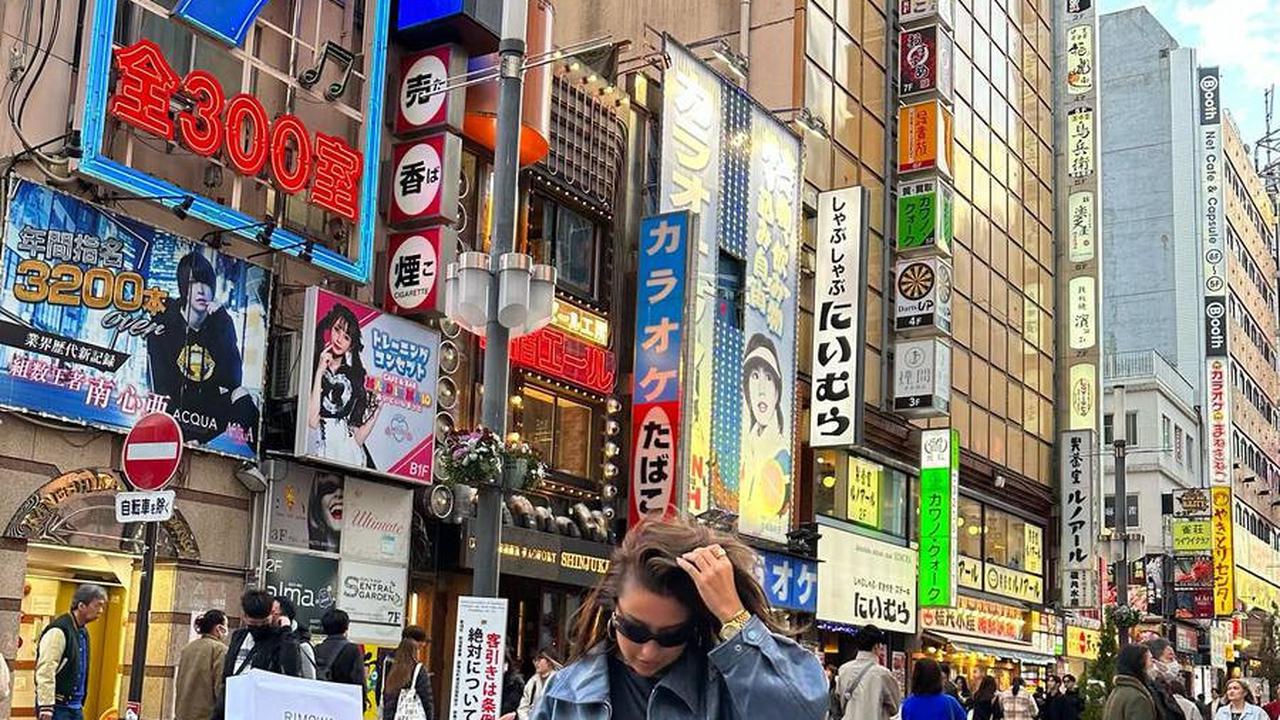 7 Foto Gaya Hot Mama Jennifer Coppen Saat Liburan Bareng Suami & Baby ke Jepang
