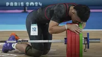 Selebrasi atlet angkat besi Indonesia, Rizki Juniansyah setelah berhasil mengangkat beban seberat 199 kg pada angkatan clean and jerk sekaligus memastikan merebut medali emas saat berlomba pada kelas 73 kg putra cabor angkat besi Olimpiade Paris 2024 di Paris Expo Porte de Versailles, Paris, Kamis (8/8/2024). (AP Photo/Kin Cheung)