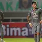 Pemain Persebaya Surabaya, Higor Felife Vidal tampak kecewa usai Persikabo 1973 mencetak gol dalam laga pekan pertama BRI Liga 1 2022/2023 antara Persikabo 1973 melawan Persebaya Surabaya di Stadion Pakansari, Bogor, Senin (25/7/2022) malam WIB. (Bola.com/M Iqbal Ichsan)