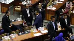 Sejumlah anggota dewan duduk di meja menunggu mulainya Sidang Paripurna ke-3 Masa Persidangan I Tahun Sidang 2019-2020, di Kompleks Parlemen, Senayan, Jakarta, Selasa (22/10/2019). Sidang Paripurna tersebut membahas beberapa Agenda. (Liputan6.com/Johan Tallo)