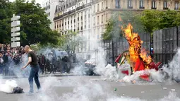 Suasana unjuk rasa selama bentrokan dengan polisi militer Perancis dan polisi anti huru hara memprotes perubahan hukum perburuhan/ketenagakerjaan yang akan dilakukan pemerintah di Nantes, Prancis (26/5). (REUTERS / Charles Platiau)