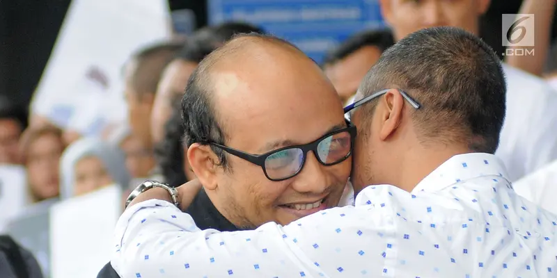 Tiba di KPK, Novel Baswedan Disambut Peluk Hangat Abraham Samad