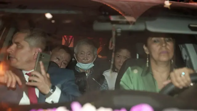 Mantan presiden Peru Alberto Fujimori (1990-2000) duduk di antara anak-anaknya Kenji (kiri) dan Keiko setelah dibebaskan dari penjara Barbadillo di pinggiran timur Lima, pada 6 Desember 2023. (Martin Mejia/ AP)