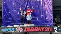 Alvin Bahar saat berada di podium juara kelas paling bergengsi ISSOM seri 3 di sirkuit Sentul (istimewa)