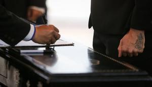 Pemain Naturalisasi Timnas Indonesia, Shayne Pattynama menandatangani Surat Keputusan Presiden Republik Indonesia Tentang Pemberian Kewarganegaraan Republik Indonesia saat Pengambilan Sumpah Janji Setia Pewarganegaraan Republik Indonesia yang berlangsung di Kantor Wilayah Kementetian Hukum dan HAM DKI Jakarta, Selasa (24/01/2023). (Bola.com/Bagaskara Lazuardi)