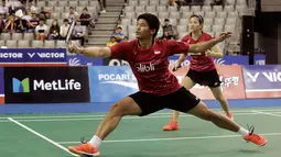 Ganda campuran Indonesia, Praveen Jordan/Debby Susanto mengembalikan bola ke arah ganda China Wang Yilyu/Huang Dongping pada final Korea Terbuka 2017, Minggu (17/9). Praveen/Debby membungkam ganda China, 21-17, 21-18. (AP/Ahn Young-joon)