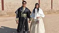5 Potret Mikha Tambayong dan Deva Mahenra Pakai Hanbok saat Liburan ke Korea Selatan, Tampil Serasi