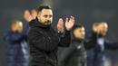 Pelatih Brighton, Roberto De Zerbi memberikan tepuk tangan setelah timnya menang atas Marseille pada laga terakhir Grup B Liga Europa 2023/2024 di American Express Community Stadium, Brighton, Inggris, Jumat (15/12/2023). (AP Photo/Ian Walton)