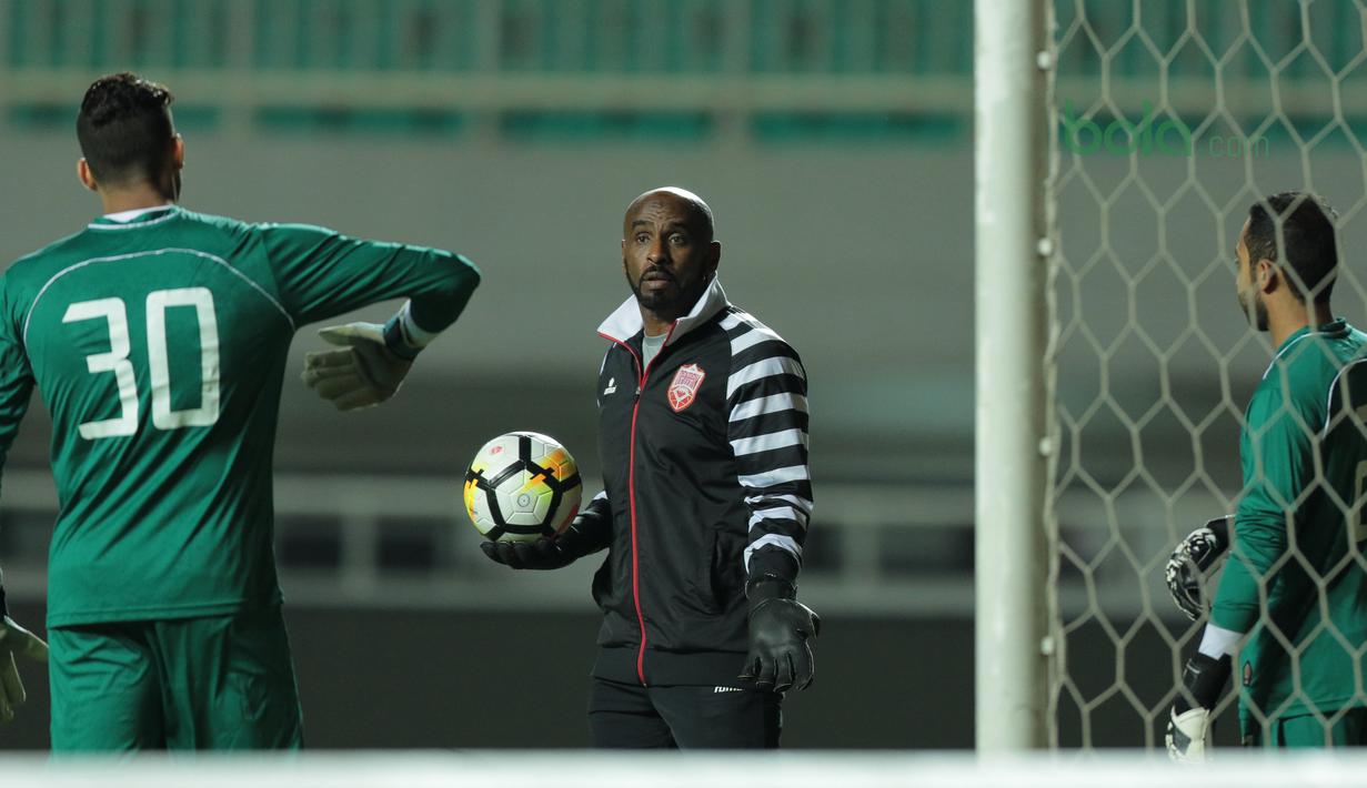 Pelatih kiper Bahrain memberikan arahan singkat saat uji coba lapangan di Stadion Pakansari, Bogor, (26/4/2018). Bahrain tampil dengan pemain muda pada PSSI Anniversarry Cup 2018 . (Bola.com/Nick Hanoatubun)