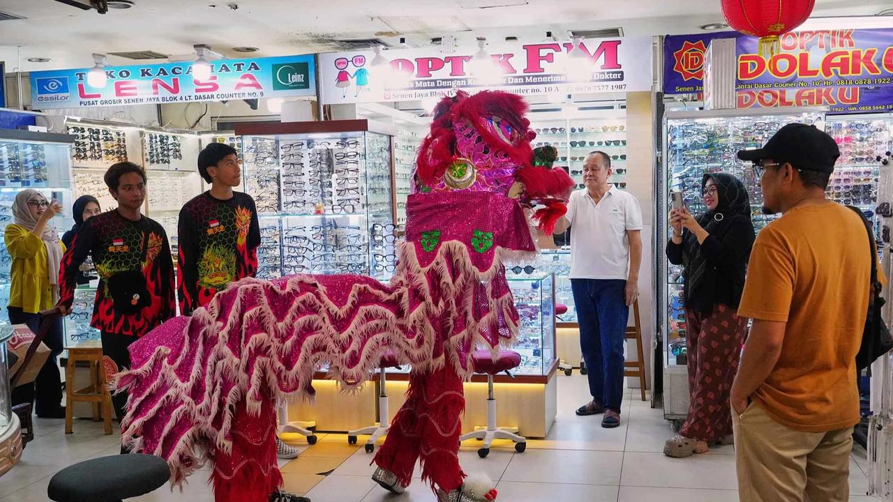 FOTO: Semarak Barongsai Jelang  Perayaan Imlek di Pusat Perbelanjaan Senen