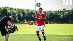 Pemain yang dikontrak selama 5 tahun ini memilih Manchester United karena terkesan dengan komposisi Setan Merah yang saat ini dihuni oleh mayoritas pemain muda dan terinspirasi oleh Cristiano Ronaldo sebagai mantan rekrutan terbaik Setan Merah. (Foto: twitter@manutd)