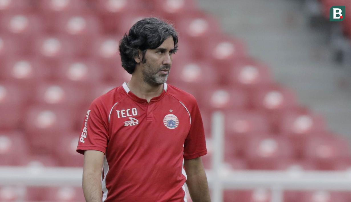 Pelatih Persija Jakarta, Stefano Cugurra Teco, saat latihan jelang laga perdana Liga 1 di SUGBK, Jakarta, Kamis (22/3/2018). Persija akan berhadapan dengan Bhayangkara FC. (Bola.com/M Iqbal Ichsan)