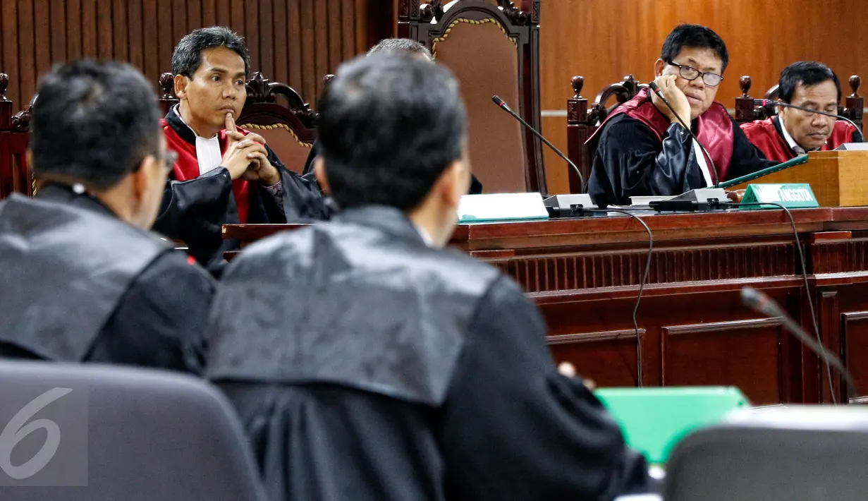 Jaksa penuntut umum memberi pernyataan kepada Majelis Hakim saat sidang dakwaan untuk OC Kaligis di Pengadilan Tipikor, Jakarta, Kamis (20/8). Persidangan tersebut ditunda sebab OC Kaligis tidak hadir dikarenakan sakit.(Liputan6.com/Yoppy Renato)