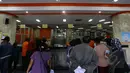 Ratusan warga Jakarta tengah mengantri untuk mencairkan dana bantuan program simpanan keluarga sejahtera (PSKS) di kantor Pos Pasar Baru, Jakarta, Selasa (7/4/2015). (Liputan6.com/Johan Tallo)