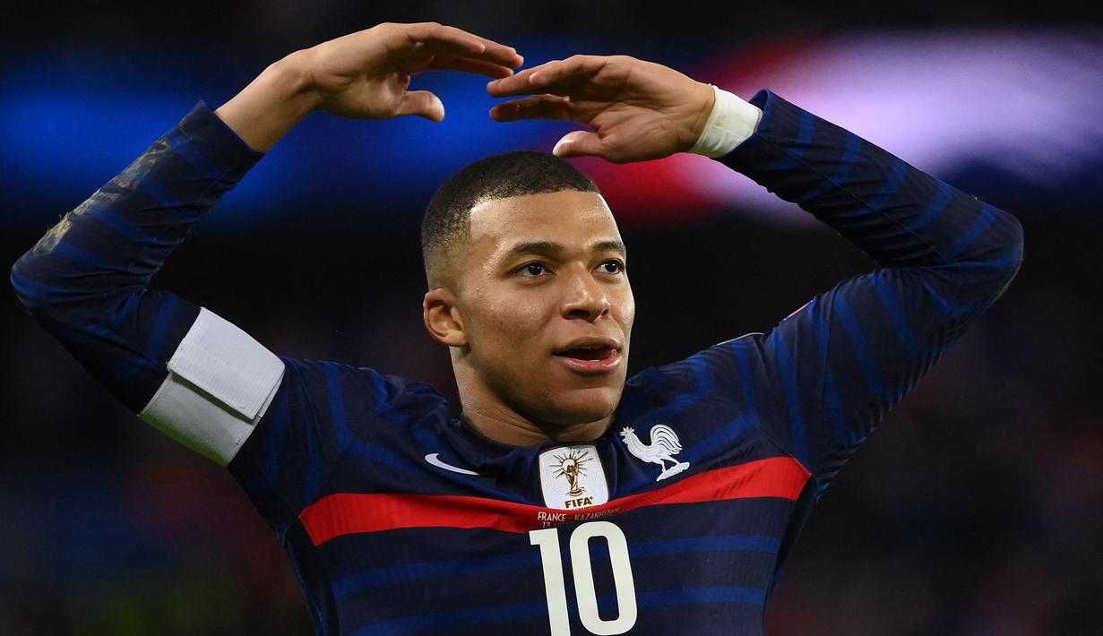 Prancis memastikan lolos ke putaran final Piala Dunia 2022 usai menghancurkan Kazakhstan 8-0 dalam lanjutan Kualifikasi Grup D Zona Eropa, Sabtu (13/11/2021). Kylian Mbappe tampil sebagai bintang usai mencetak 4 gol ke gawang Kazakhstan yang dikawal Stas Pokatilov. (AFP/Franck Fife)