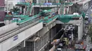 Aktivitas pekerja saat menyelesaikan Jalur 5A Light Rail Transit (LRT) Kelapa Gading-Velodrome, Jakarta, Kamis (19/4). Jalur 5A LRT Kelapa Gading-Velodrome diperkirakan rampung dan mulai diuji coba pada Juli 2018. (Merdeka.com/Iqbal Nugroho)
