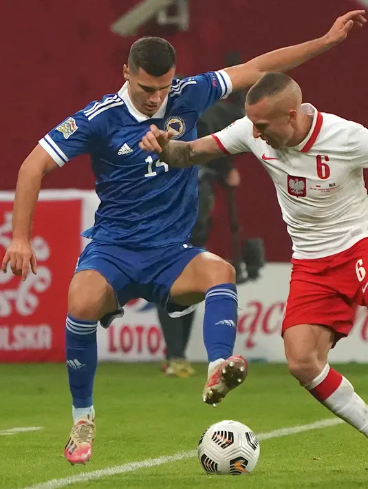 Gelandang Polandia, Jacek Goralski (kanan) berusaha merebut  bola dari gelandang Bosnia-Herzegovina Amer Gojak selama pertandingan UEFA Nations League di Wroclaw, Polandia, Rabu (14/10/2020). Polandia menang 3-0 atas Bosnia dan Herzegovina. (AFP Photo/Janek Skarzynski)