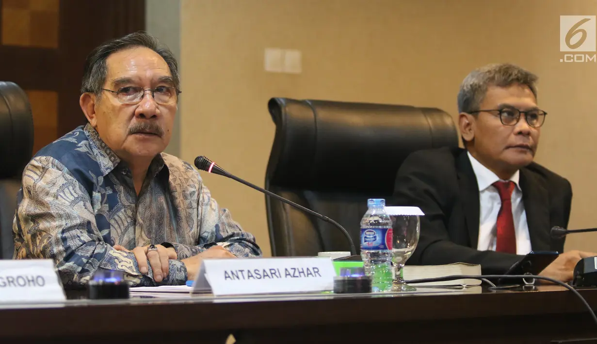 Staf Khusus Presiden Johan Budi dan Mantan Ketua KPK Antasari Azhar saat diskus di Kantor Staf Presiden, Jakarta, Rabu (9/1). Diskusi itu membahas Pelayanan Rakyat Bebas Korupsi. (Liputan6.com/Angga Yuniar)