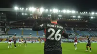 Pemain Liverpool Andrew Robertson bersiap melempar bola saat menghadapi Aston Villa pada pertandingan Liga Premier Inggris di Stadion Villa Park, Birmingham, Inggris, Minggu (4/10/2020). Aston Villa mengalahkan Liverpool 7-2. (Peter Powell/Pool via AP)